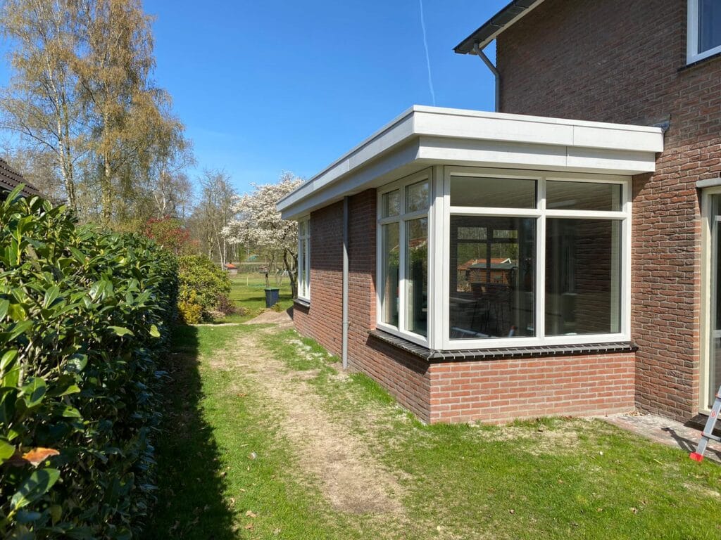 zijkant uitbouw woning
