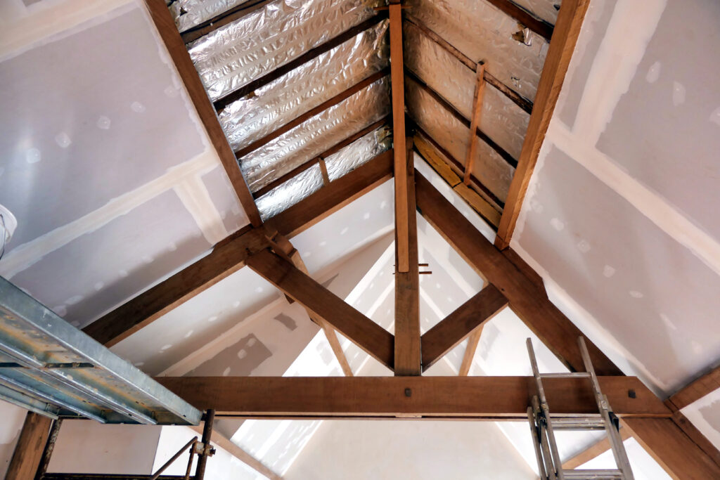 Zolderdak isoleren tijdens renovatie boerderij