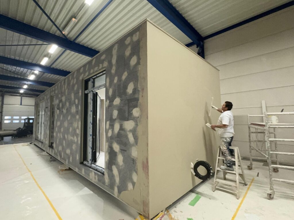 Prefab tiny house in loods
