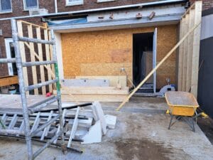 Uitbouw met stofschot en hsb wanden die neergezet zijn en geïsoleerd moeten worden.