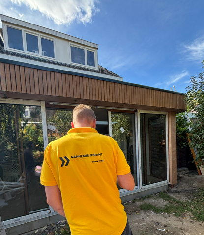 uitbouw houten met prachtige overstek