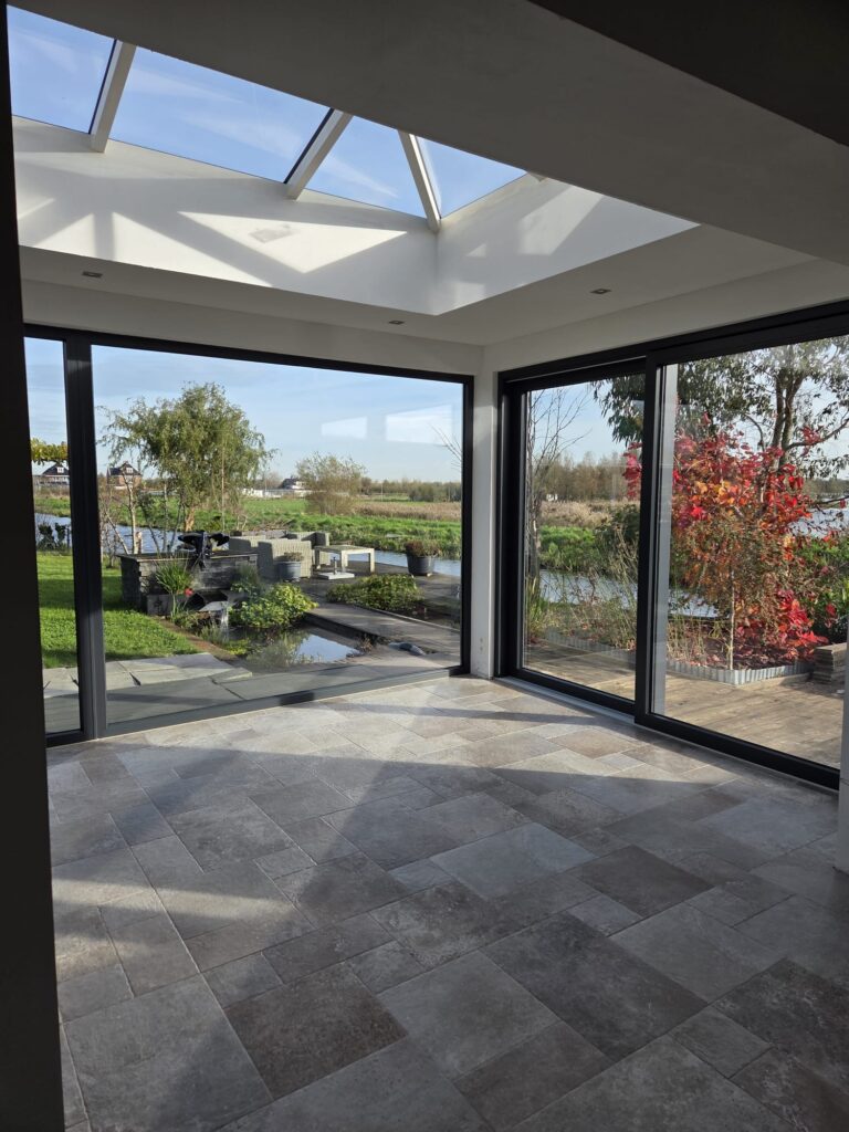 Gerealiseerde uitbouw met veel glas en daklicht