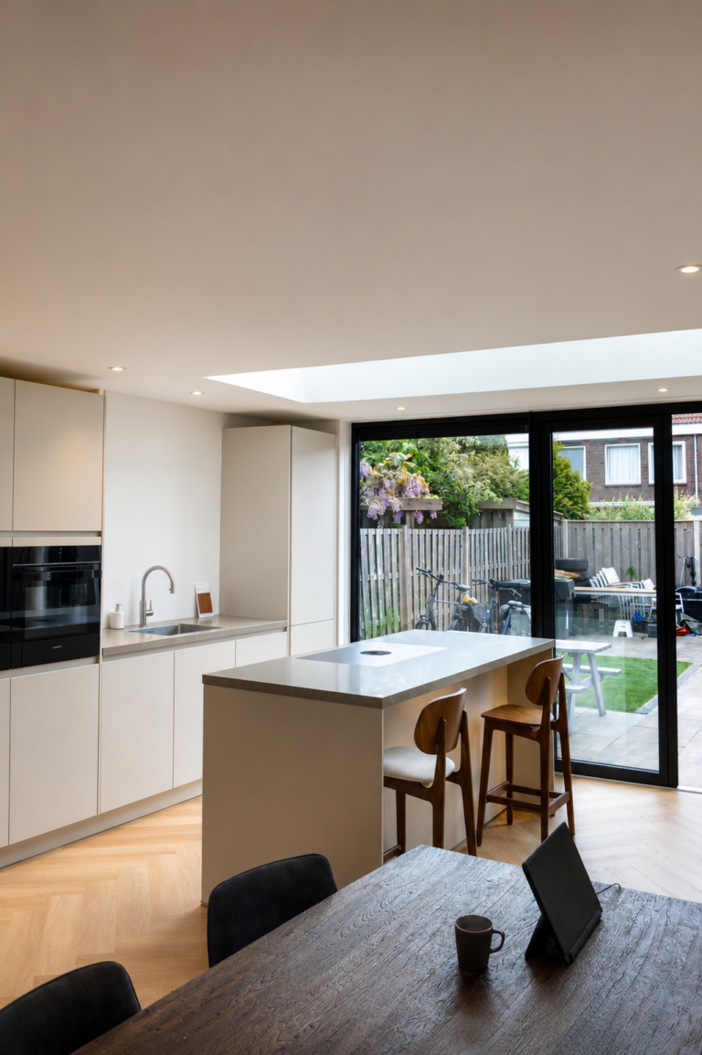 Luxe aanbouw met veel daglicht in Zoeterwoude