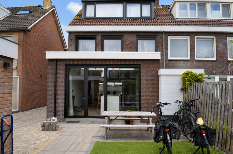 Vergunningsvrije aanbouw in Zoeterwoude met gemetselde gevel