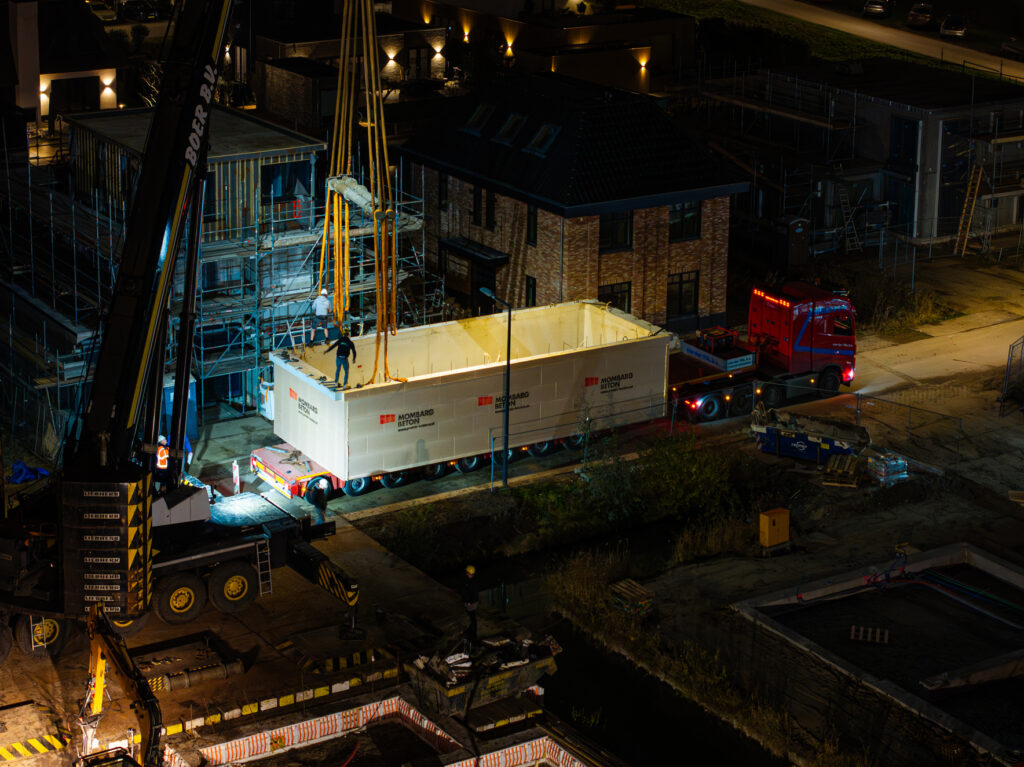 Prefab kelder wordt van de kraan af getild
