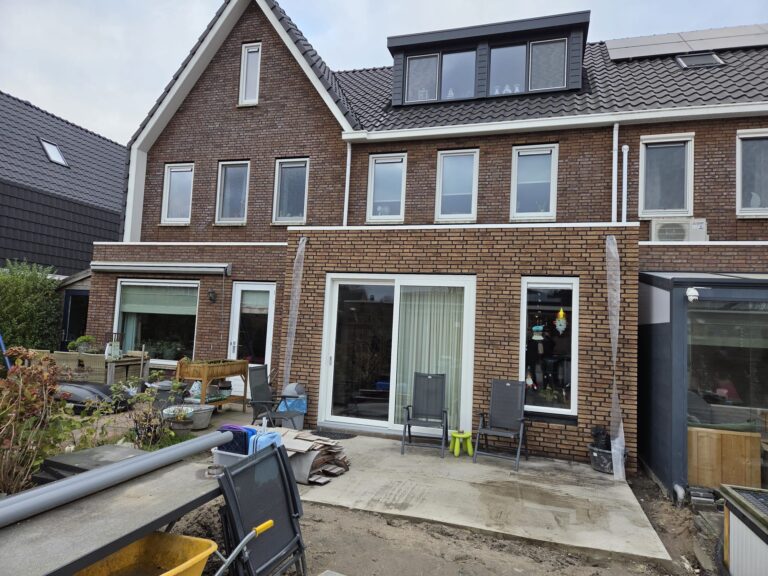Gemetselde aanbouw en moderne dakkapel bij een woning in Ochten