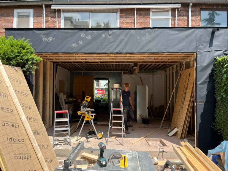 Aanbouw in Rotterdam aan het plaatsen